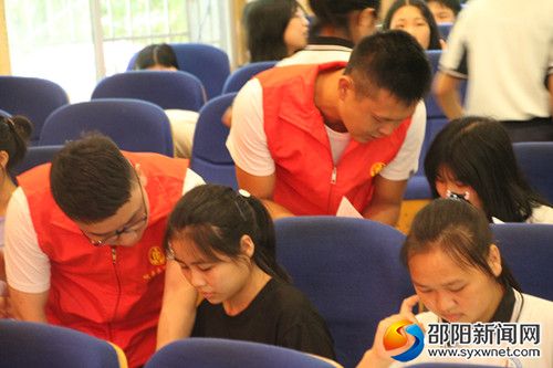 图为社工指导学生填写资料