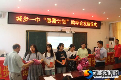 图为发放现场