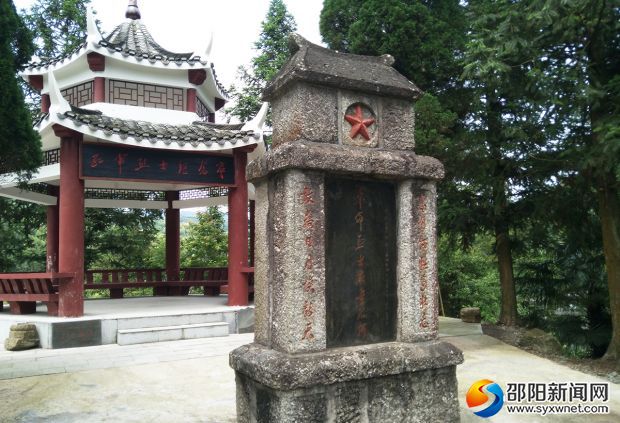 鸡公坡红军烈士纪念亭