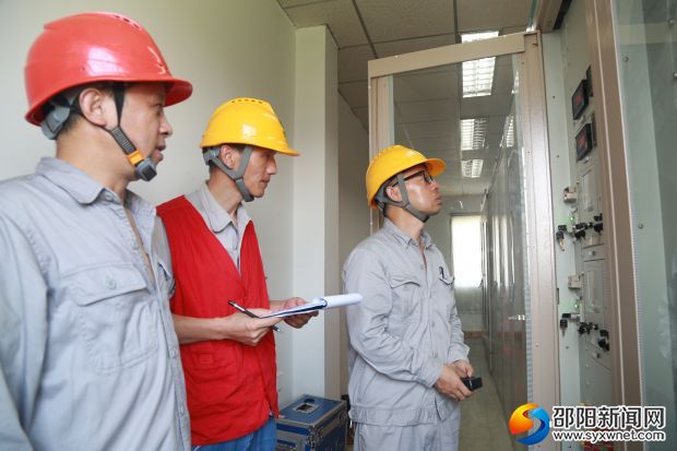 工作人员正在检查110千伏方家岭变电站二次设备