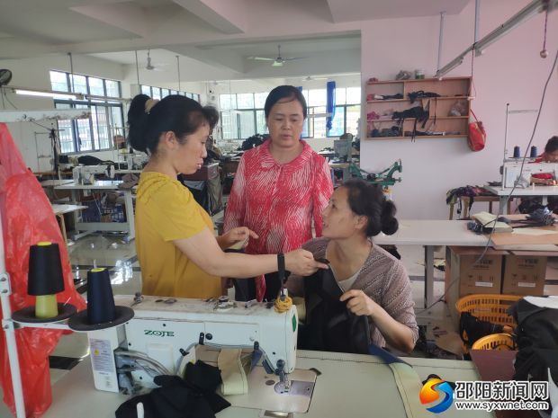 吴乐萍正在与员工交流