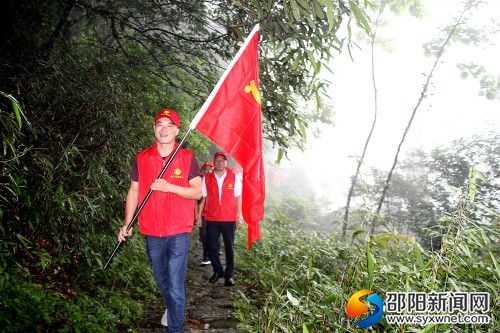 图为重走长征路