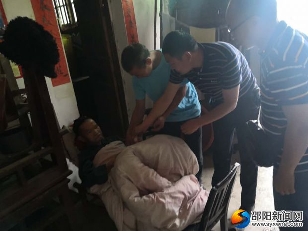 走访慰问贫困户