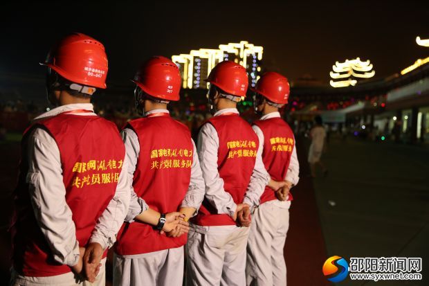 晚会现场工作人员全程值守