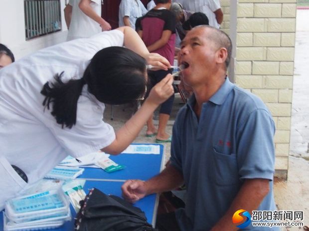 “医心医意”三下乡团队为村民进行口腔检查