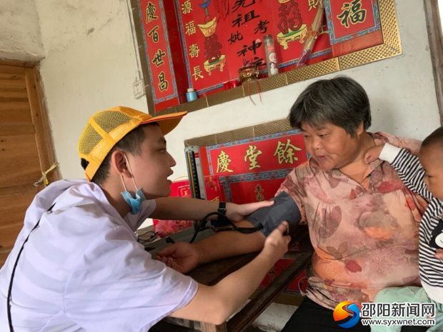 &ldquo;医心医意&rdquo;三下乡团队前往村民家中义诊