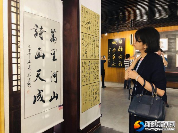 现场游客欣赏字画1