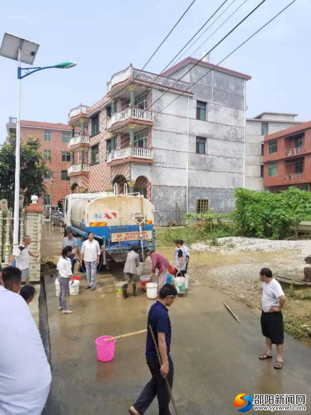 为群众送水