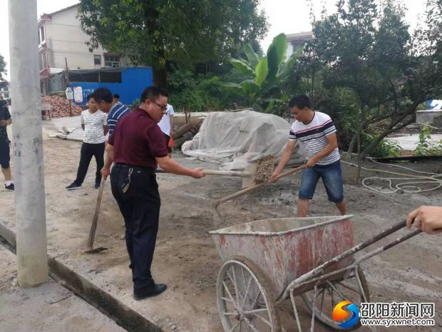 组织干部清扫卫生