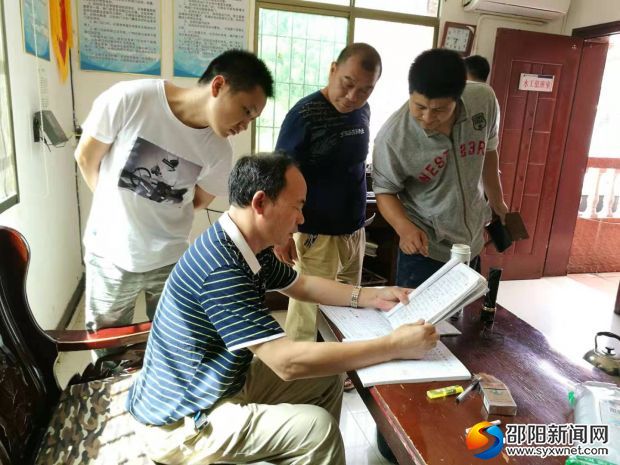 在江口塘水库进行防汛调研