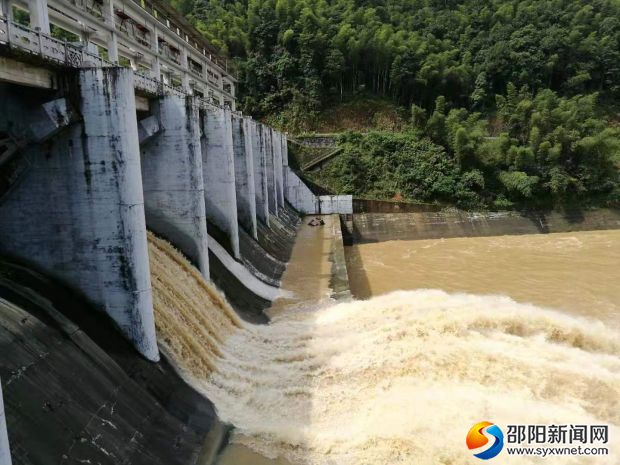 江口塘水库开启半扇闸门泄洪