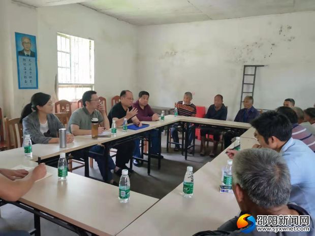 调研组与长乐村移民代表座谈