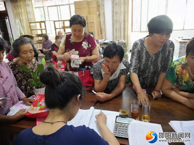 图为古楼茶厂工人领工资