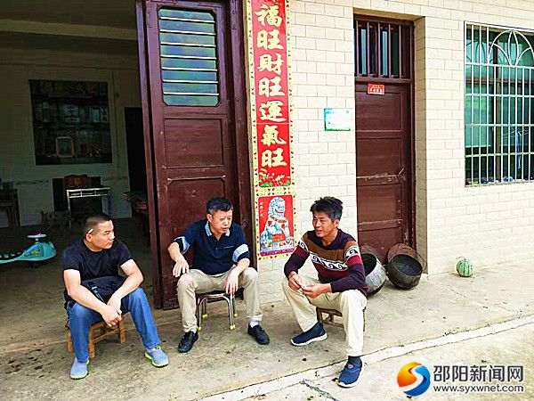 局长蒋玉明(中)在帮扶对象家走访