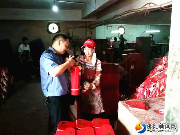 现场考问员工对灭火器的正确使用方法