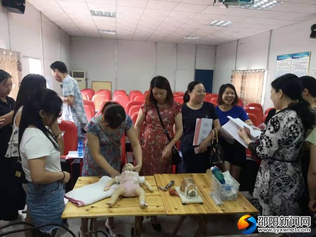 图为培训学员在进行实操演练