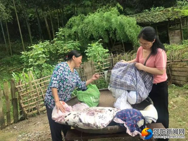 与群众一起忙家务活