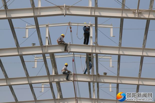 三一专用汽车配套工业厂房施工现场建筑工人顶着烈日在高空作业