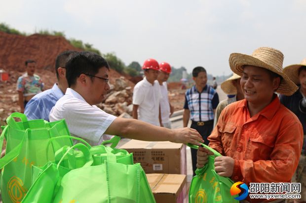在亚太工业产业园项目施工现场为工作人员送上防暑降温物资