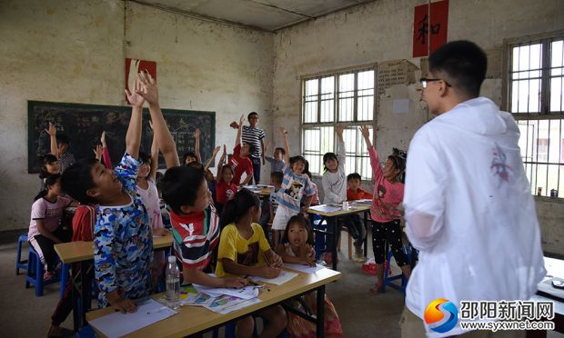 大合村学生在支教课堂上踊跃回答问题