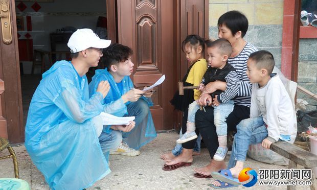志愿者向大合村村民询问有关新农村建设的调研问题