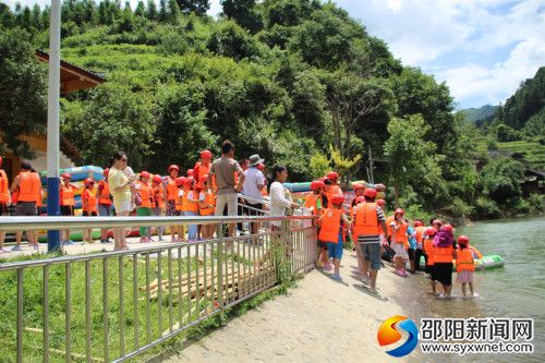 排起长龙的游客