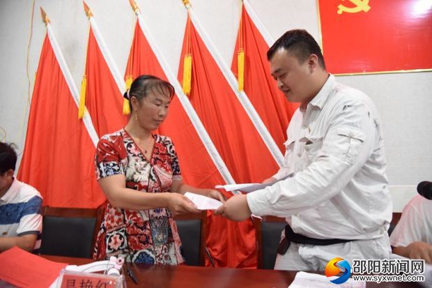 金石桥供电所党支部和利农村党支部书记共同签订联学联创意向书