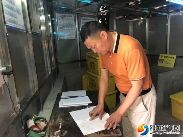 图为核查工作现场