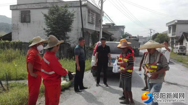 李爱铭慰问江黄公路一线养护人员