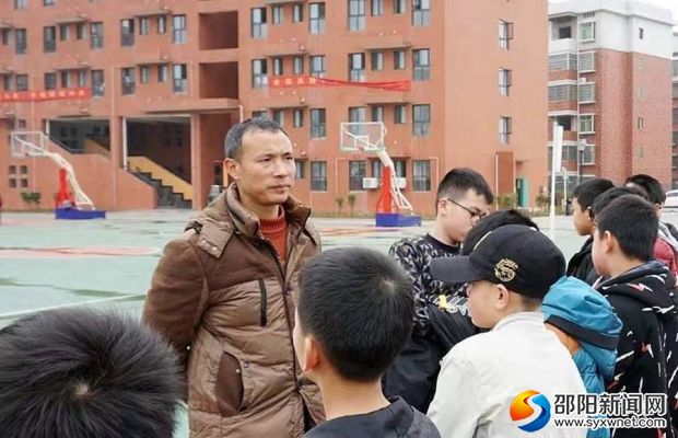 资料图 图为陈四强在上课