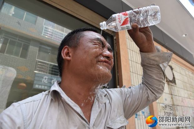 用矿泉水降温