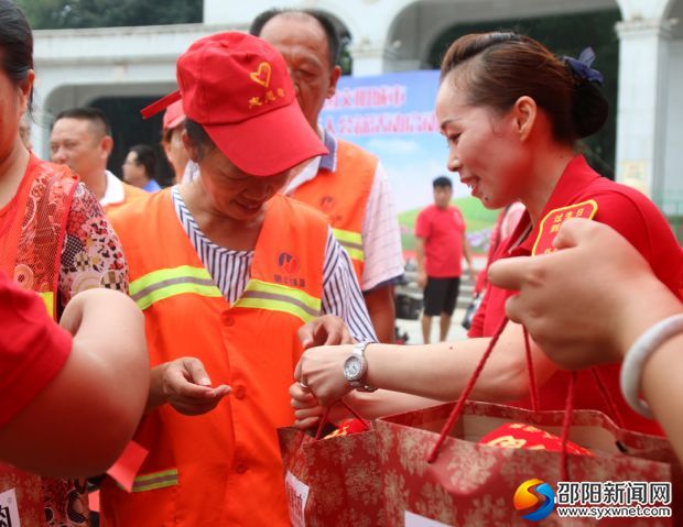 为环卫工人赠送礼品