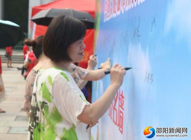 现场发起发起“共创全国文明城市、尊重关爱环卫工人”万人签名