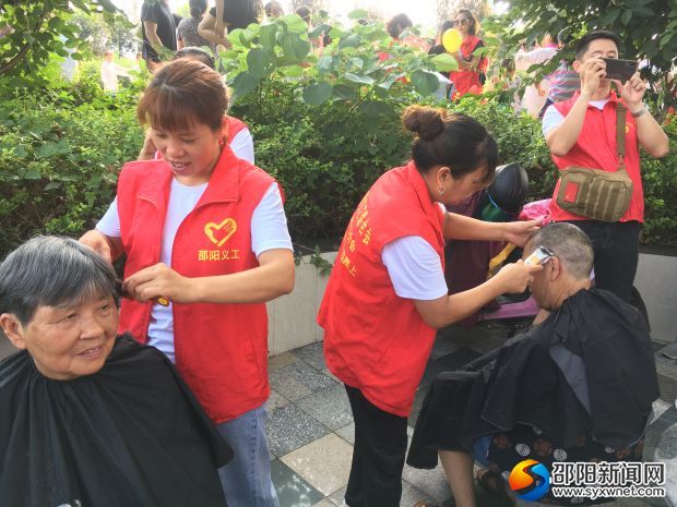 正康养老机构的志愿者为居民义务理发