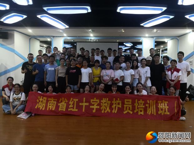 图为所有参加应急救护的学员结业