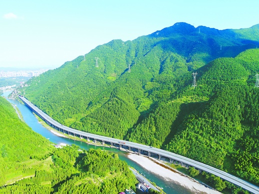 8月2日,邵怀高速公路洞口塘纵向大桥犹如蜿蜒的蛟龙。 湖南日报记者 徐行 摄