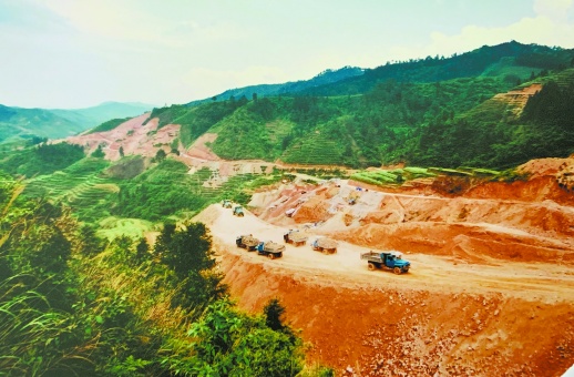 图①2004年5月,邵怀高速公路洞口段建设如火如荼。(资料图片)
