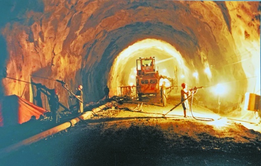 图②2005年5月,建设者在邵怀高速雪峰山隧道内施工。(资料图片)