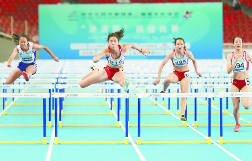 8月14日,二青会女子100米栏俱乐部组,湖南选手夏思凝获得金牌。图为夏思凝(左二)在比赛中。 陈放 摄