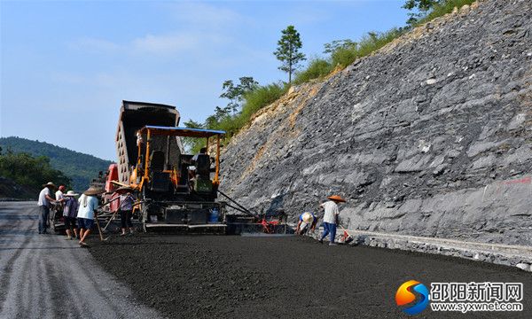 工人们修建水稳层