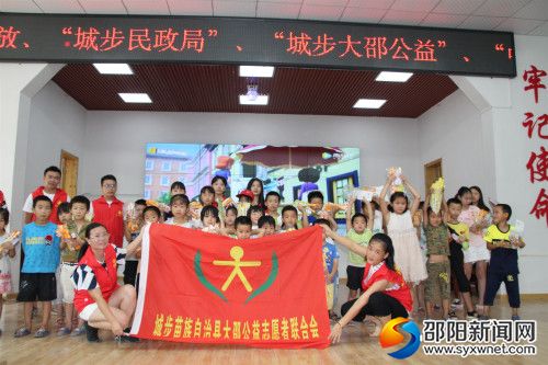 图为发放现场