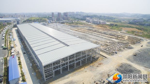 已基本完成屋面板安装的3#厂房