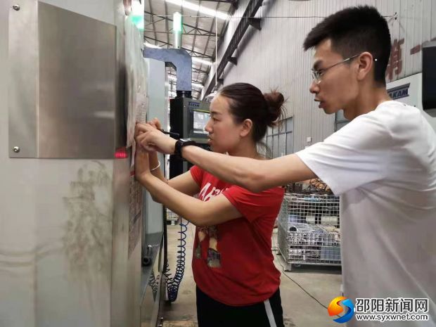 湖南潇龙机械公司员工正在调试设备