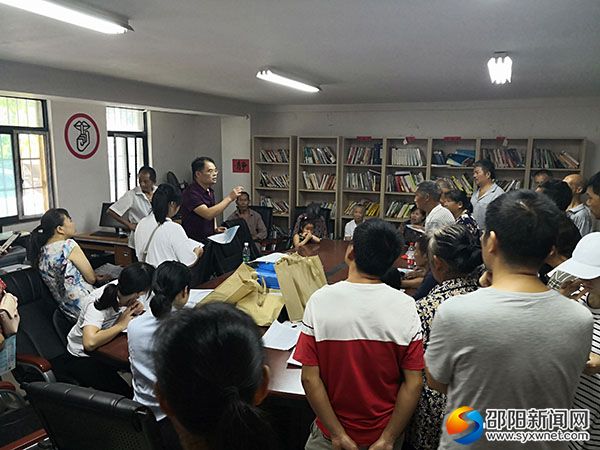 县社会养老保险服务中心主任王向成耐心为群众答疑解惑