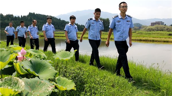驻村辅警在巡逻。