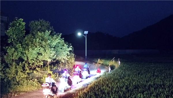 驻村辅警夜巡。