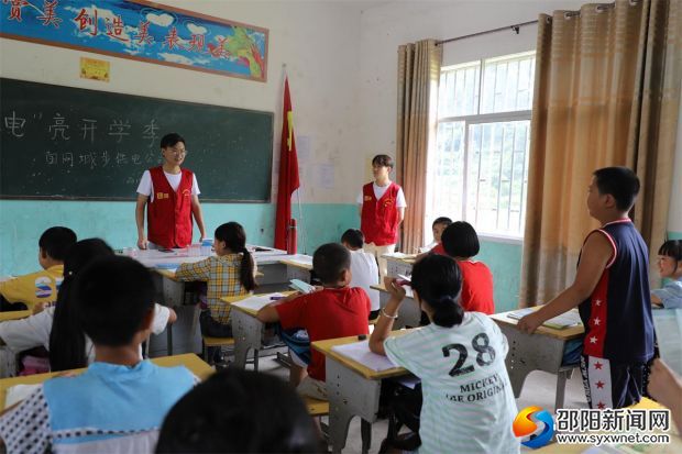 电力员工传授电力知识,与学生们进行现场互动
