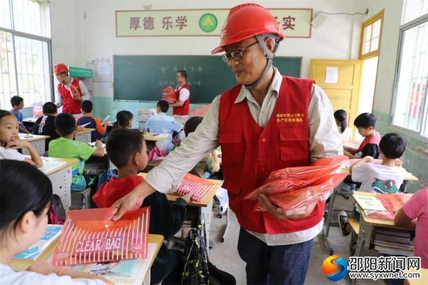 为学生们送上学习用品