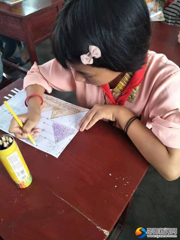 学生正在全神贯注地完成自己的作品