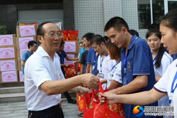 为企业员工发放防暑物资